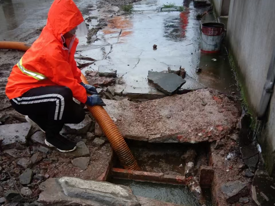 含山专业清理污水池 炜誉市政以规范流程守护城市 “肠道”