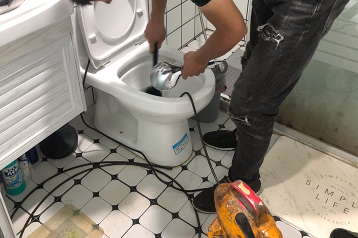 含山马桶堵塞自己疏通还是找师傅?专业上门服务让你省时更省心